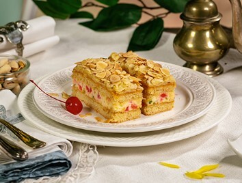 Prăjitura cu miere, cireșe confiate și fistic data-toggle=